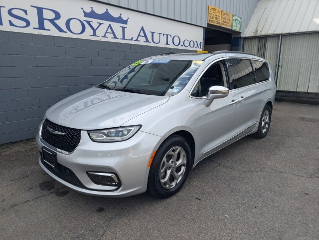 Used 2022 Chrysler Pacifica Limited with VIN 2C4RC1GG4NR214509 for sale in Owego, NY
