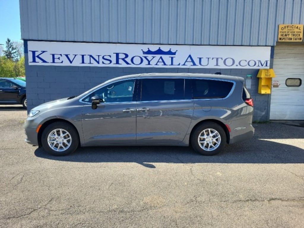Used 2025 Chrysler Pacifica Select Van Passenger Van