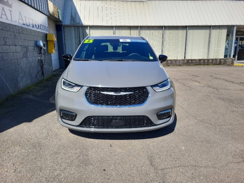 Used 2025 Chrysler Pacifica Select Van Passenger Van