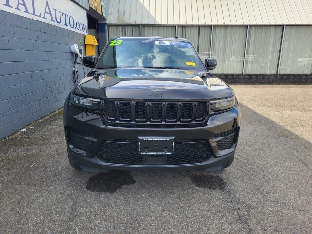 2023 Jeep Grand Cherokee Laredo Altitude photo 2