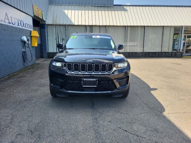 2023 Jeep Grand Cherokee Laredo Altitude photo 2