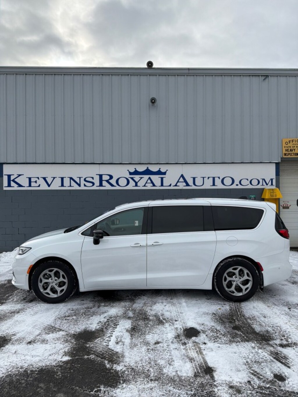 Used 2024 Chrysler Pacifica Limited Van Passenger Van