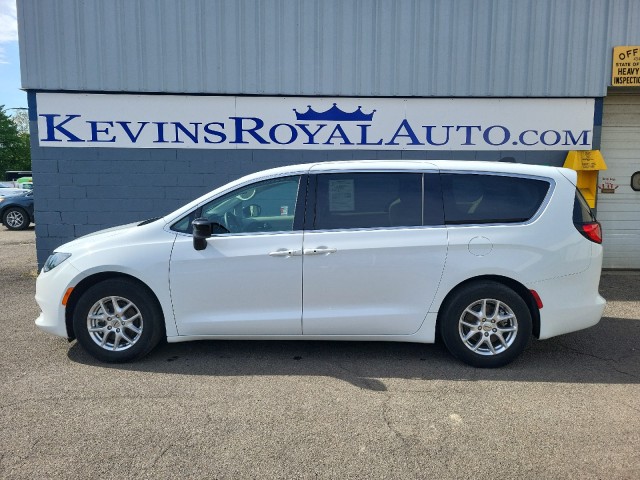 2024 Chrysler Voyager LX's photo