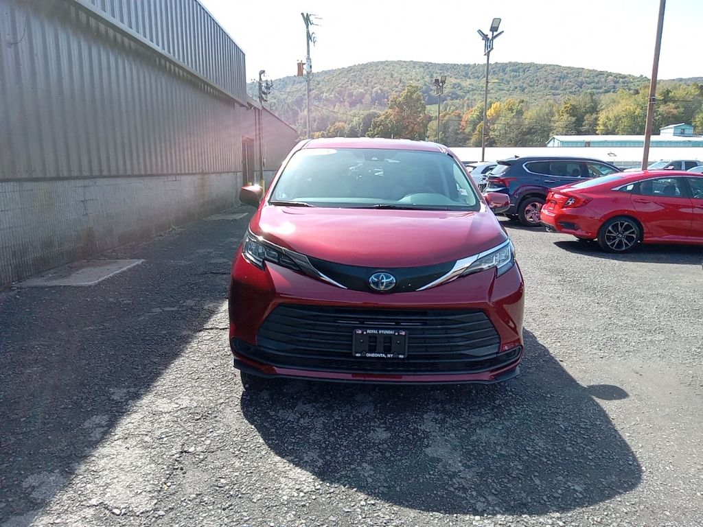 2021 Toyota Sienna LE photo 2