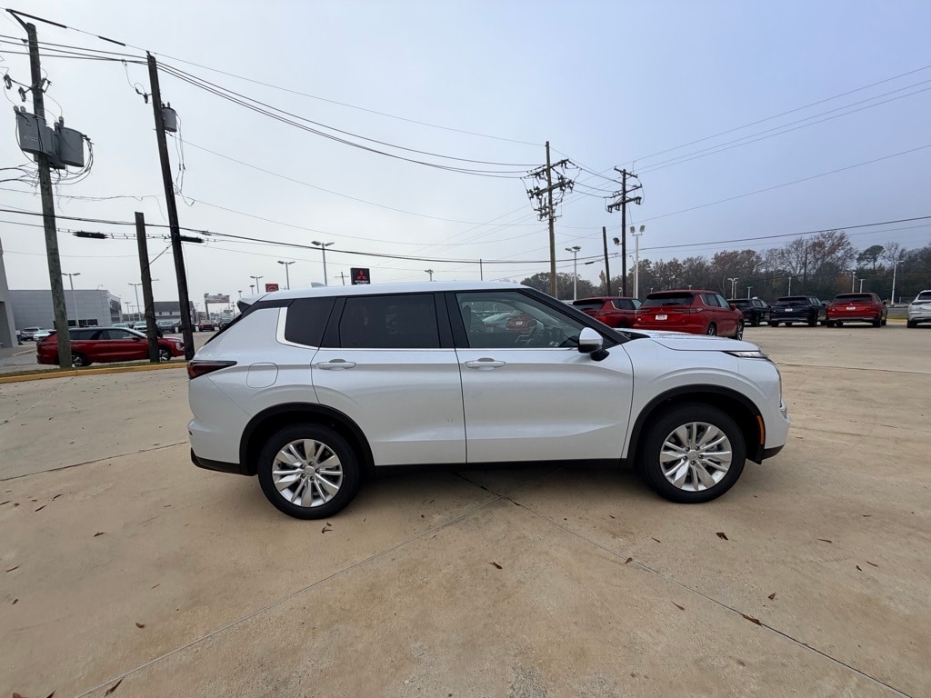 2026 Mitsubishi Outlander ES's photo