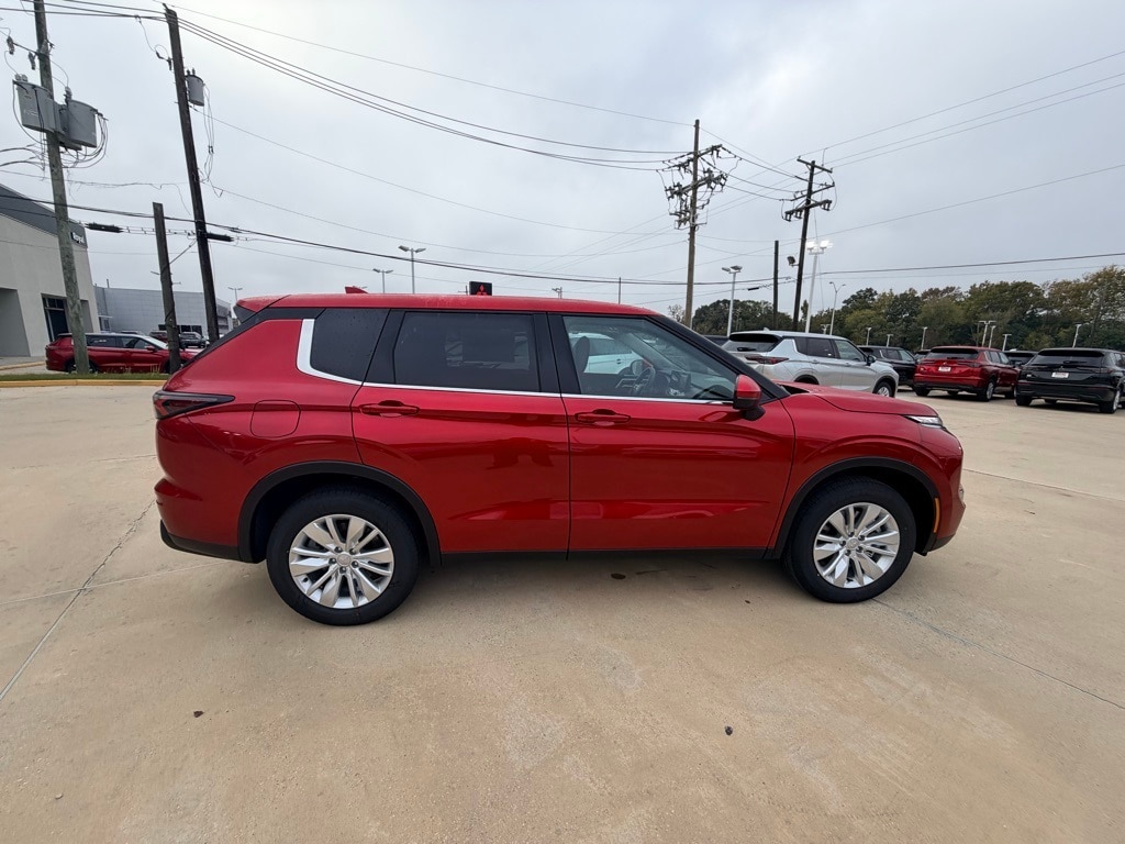 2025 Mitsubishi Outlander ES's photo