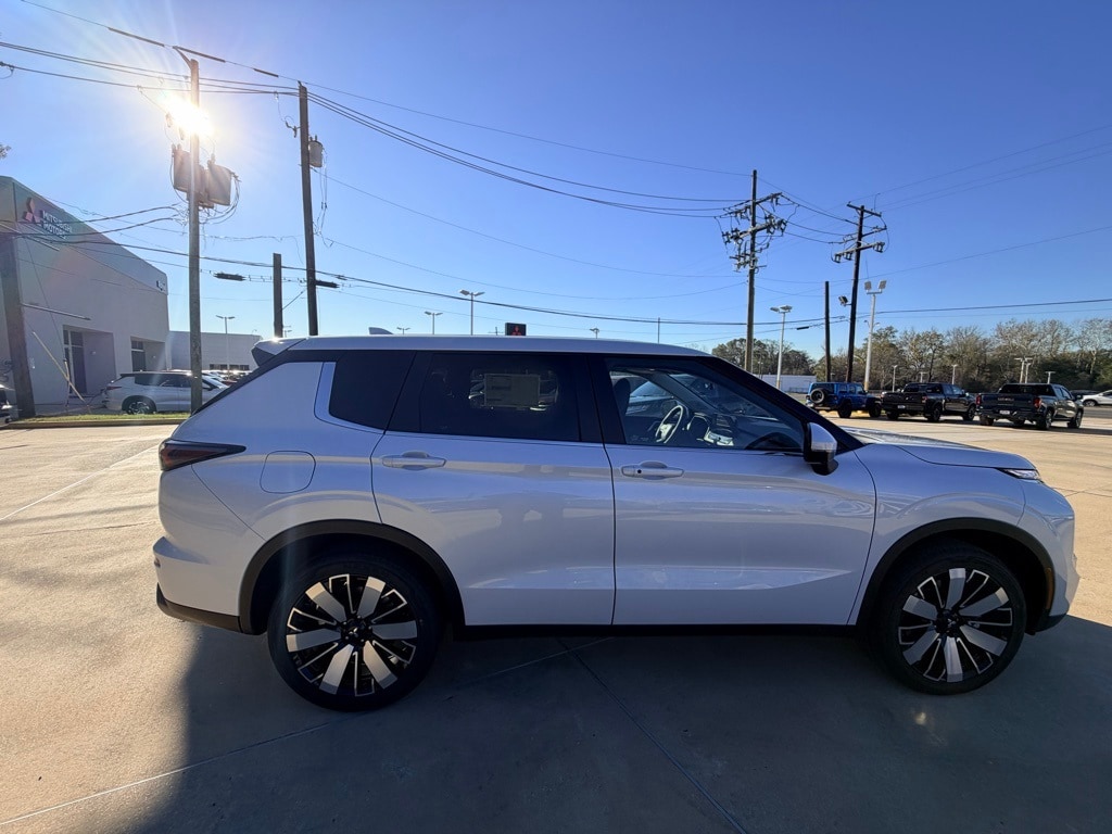 2026 Mitsubishi Outlander SE's photo