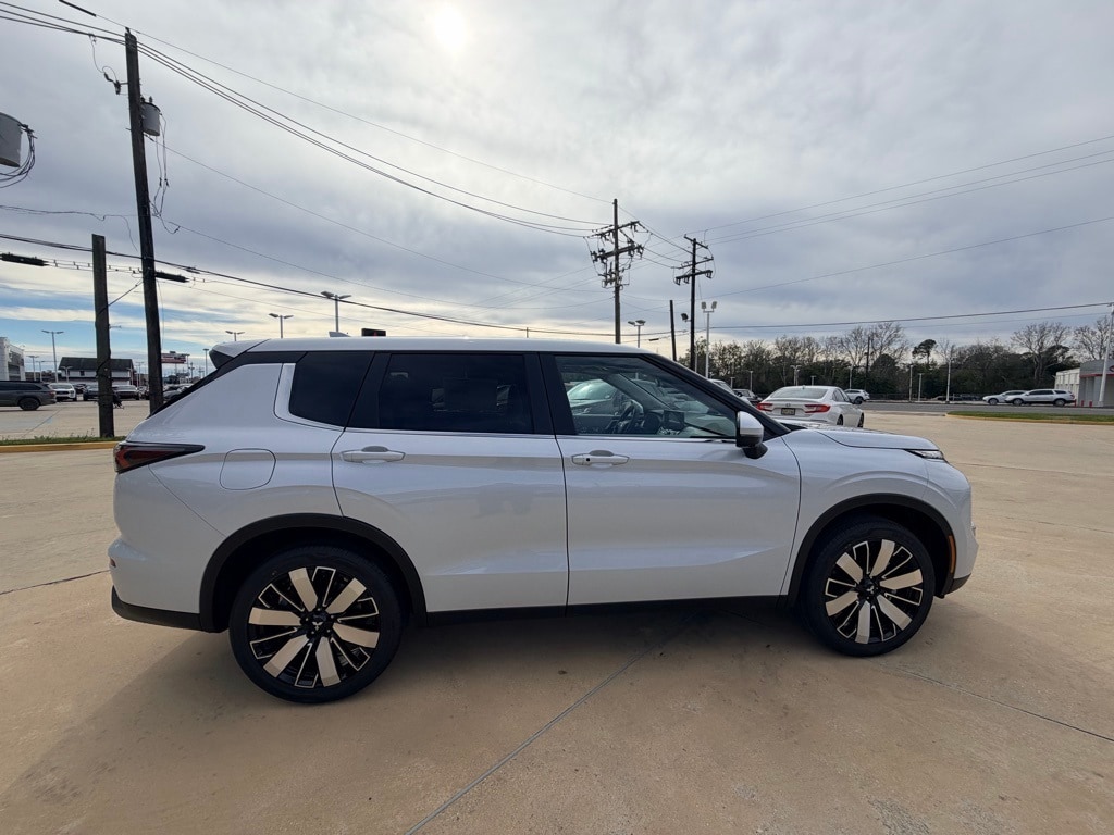 2026 Mitsubishi Outlander SE's photo