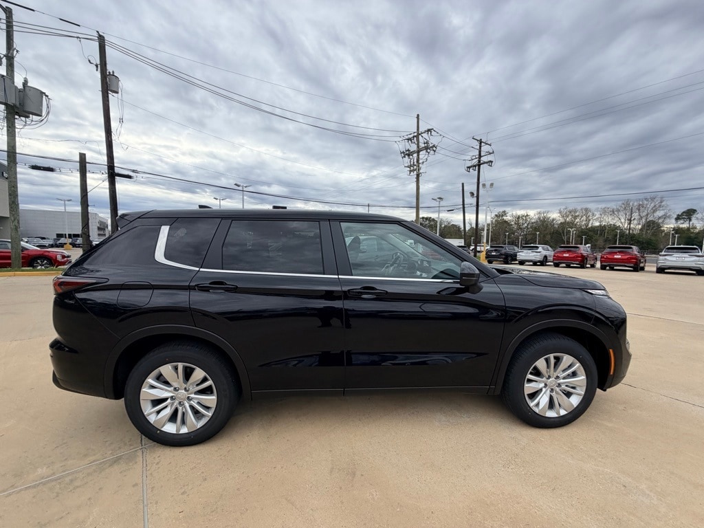 2026 Mitsubishi Outlander ES's photo