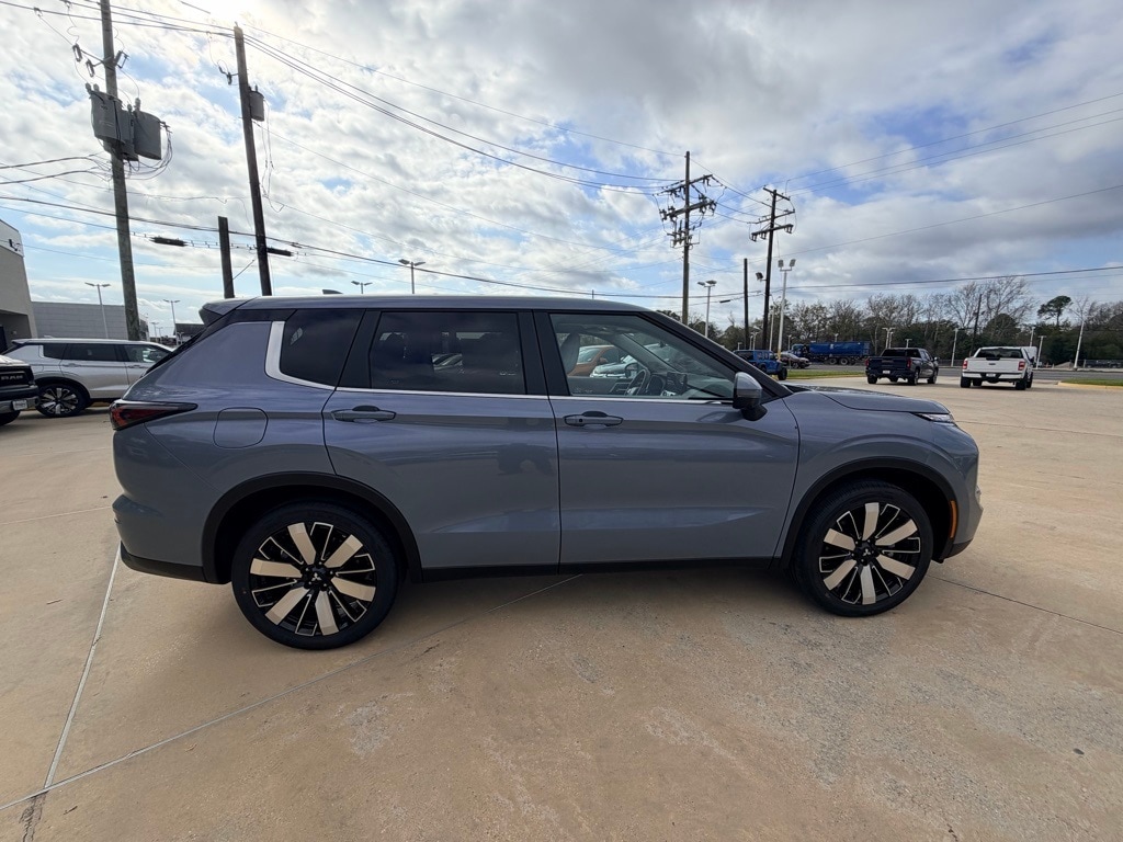 2026 Mitsubishi Outlander SE's photo