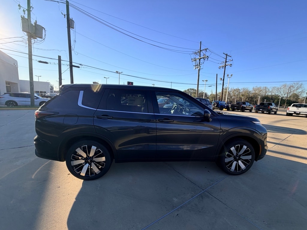 2026 Mitsubishi Outlander SE's photo