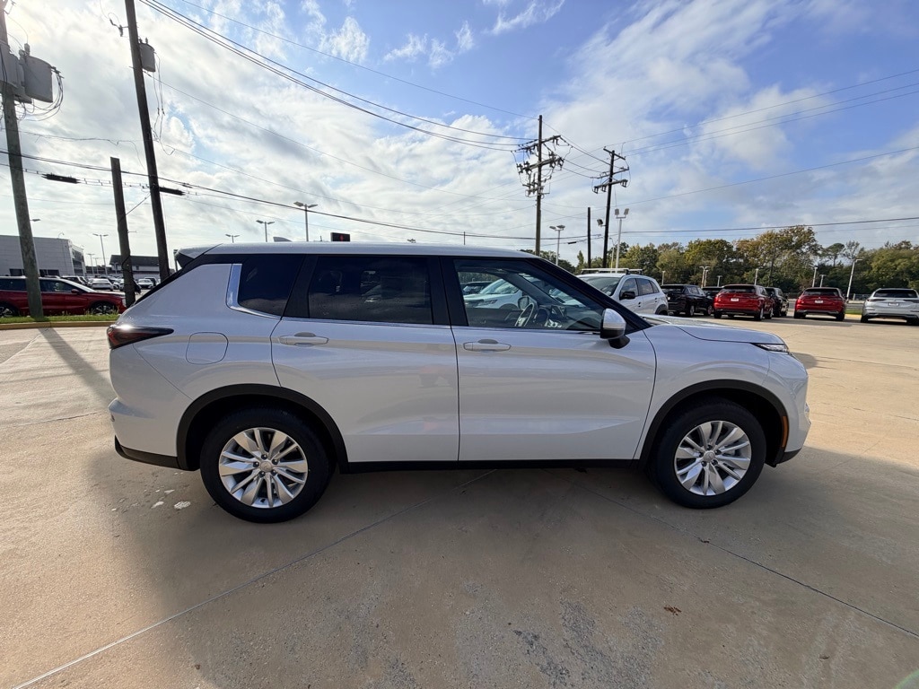 2025 Mitsubishi Outlander ES's photo