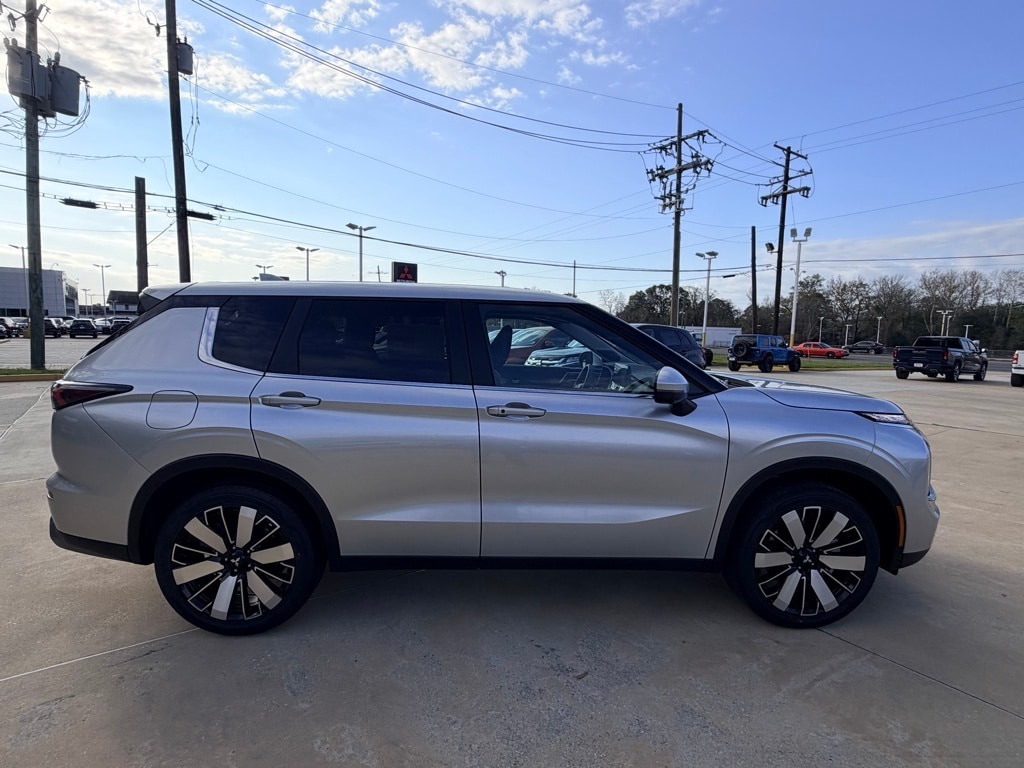 2026 Mitsubishi Outlander SE's photo