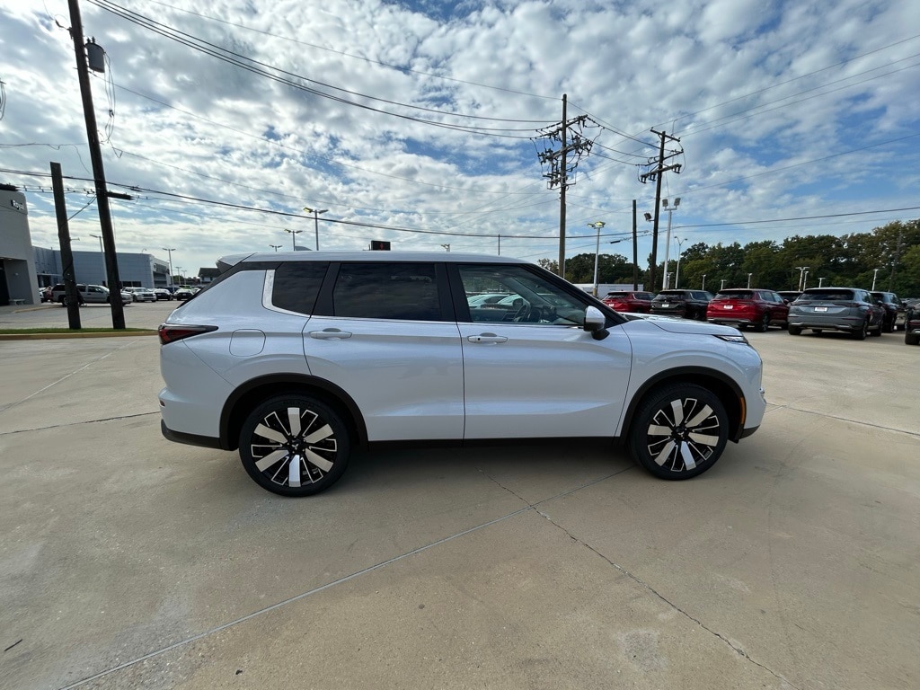 2025 Mitsubishi Outlander SE's photo