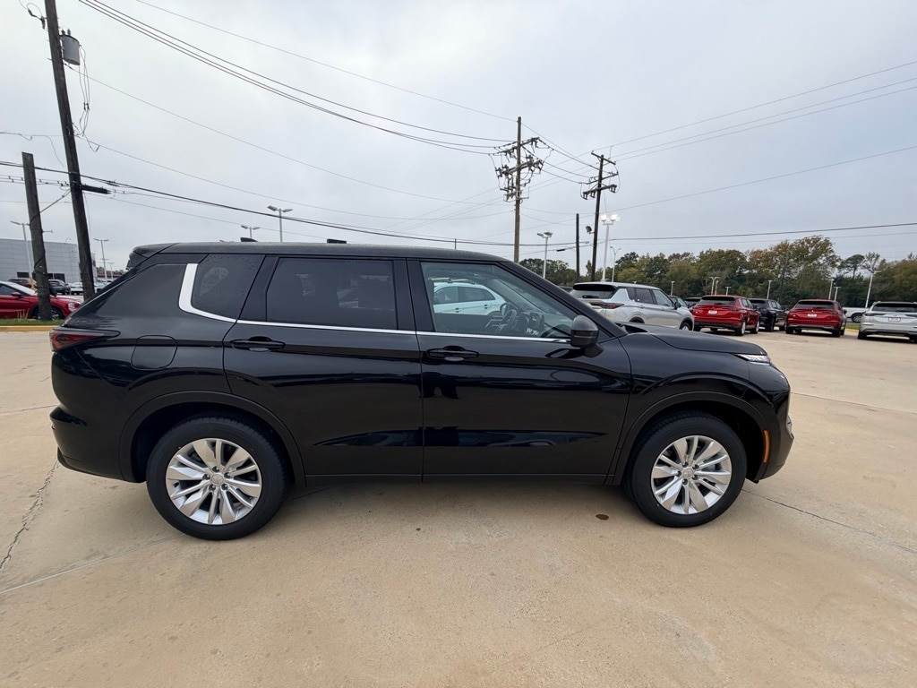 2025 Mitsubishi Outlander ES's photo