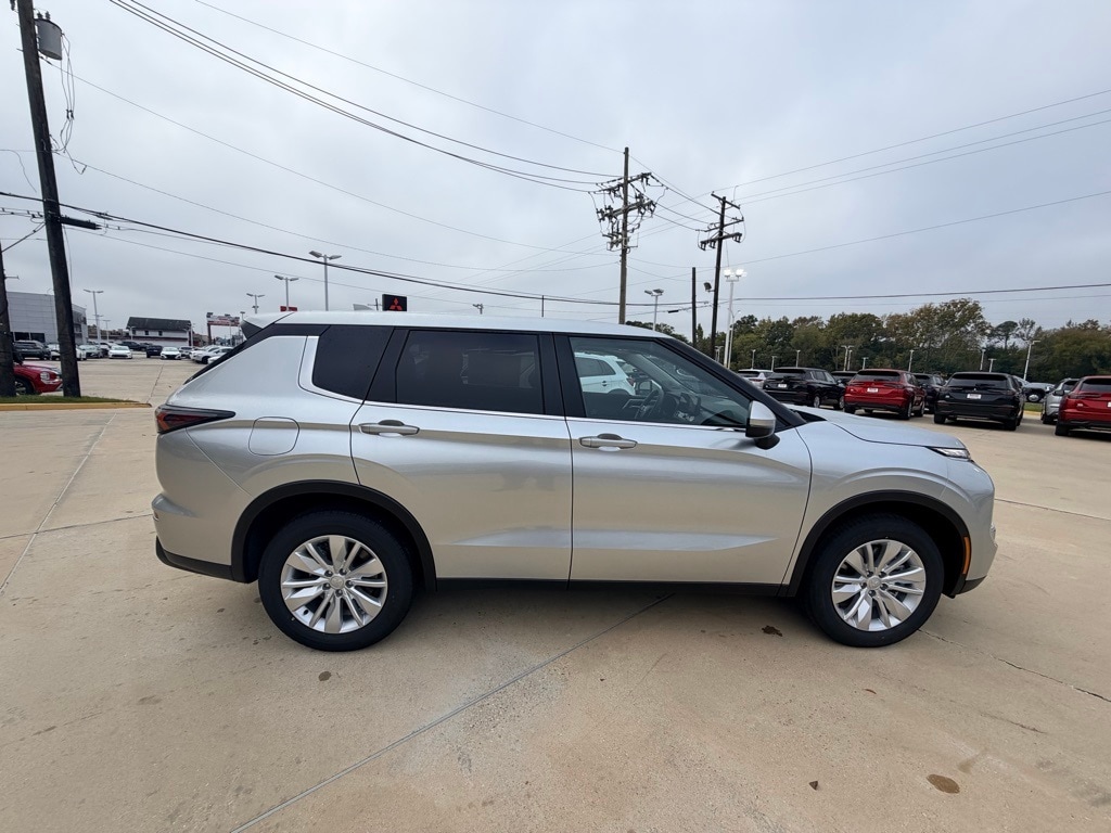 2025 Mitsubishi Outlander ES's photo