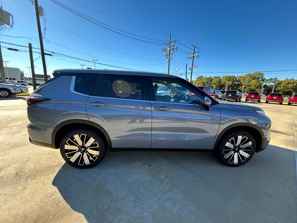 2025 Mitsubishi Outlander SE's photo