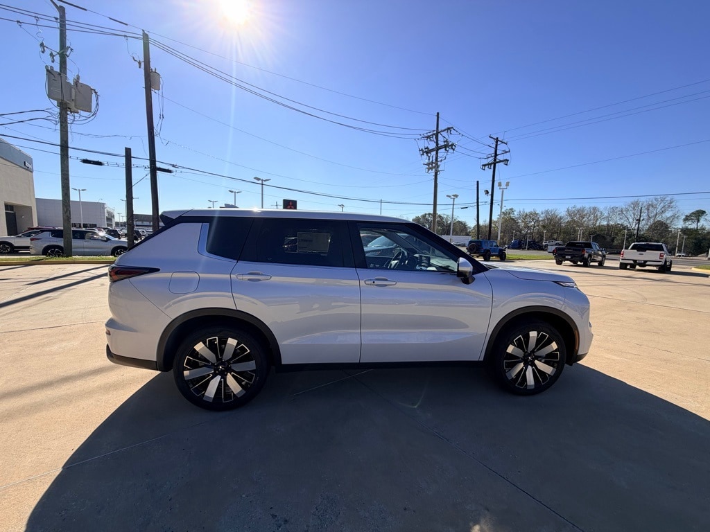 2026 Mitsubishi Outlander SE's photo