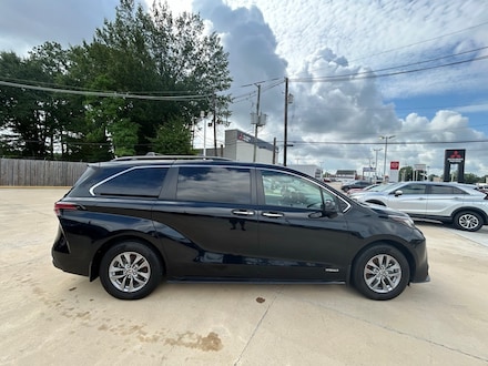 2021 Toyota Sienna XLE Van