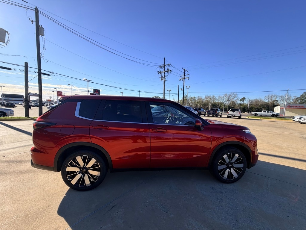 2026 Mitsubishi Outlander SE's photo