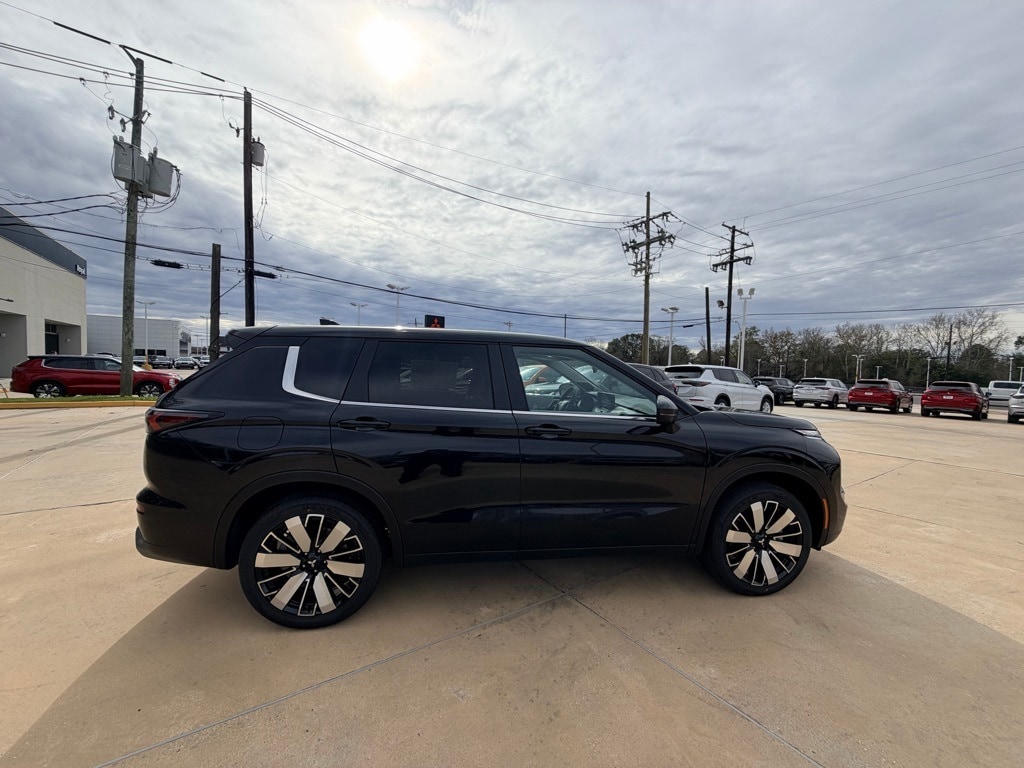 2026 Mitsubishi Outlander SE's photo