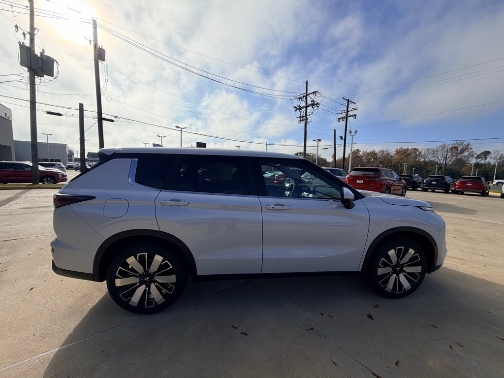 2026 Mitsubishi Outlander SE's photo