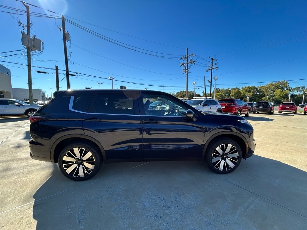 2025 Mitsubishi Outlander SE's photo