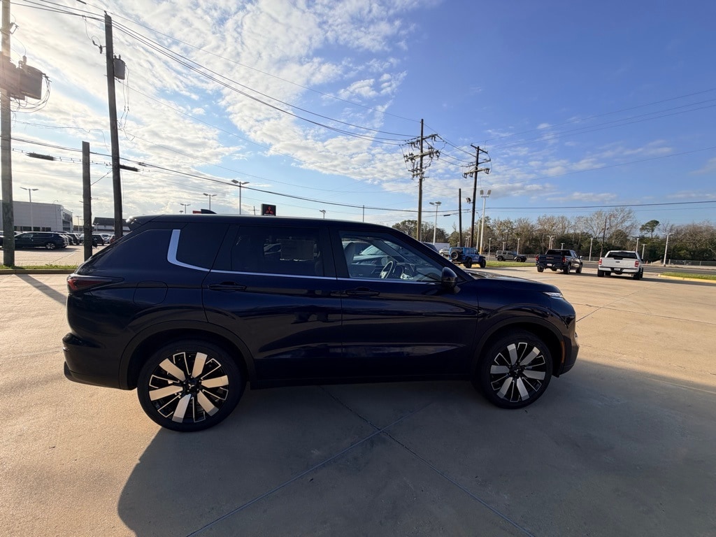 2026 Mitsubishi Outlander SE's photo