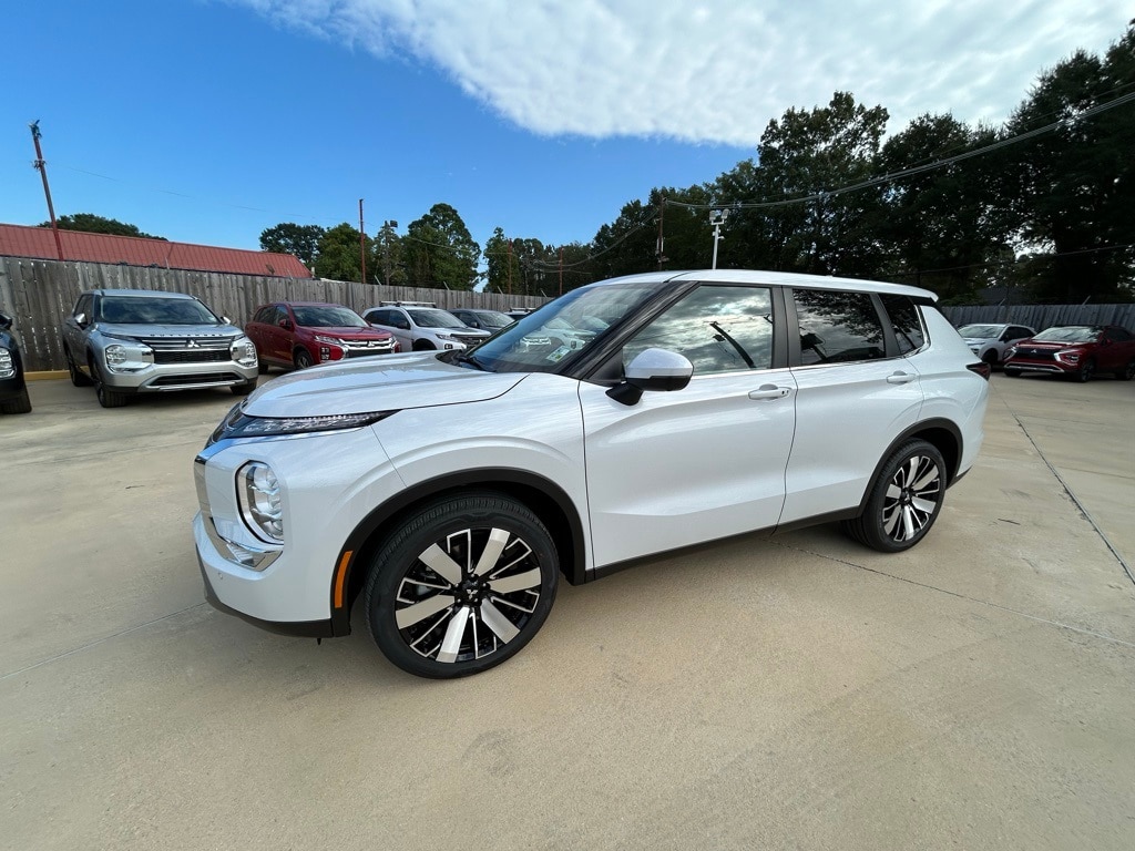 New 2025 Mitsubishi Outlander SE SUV