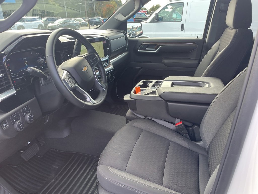 2025 Chevrolet Silverado 1500 LT photo 3