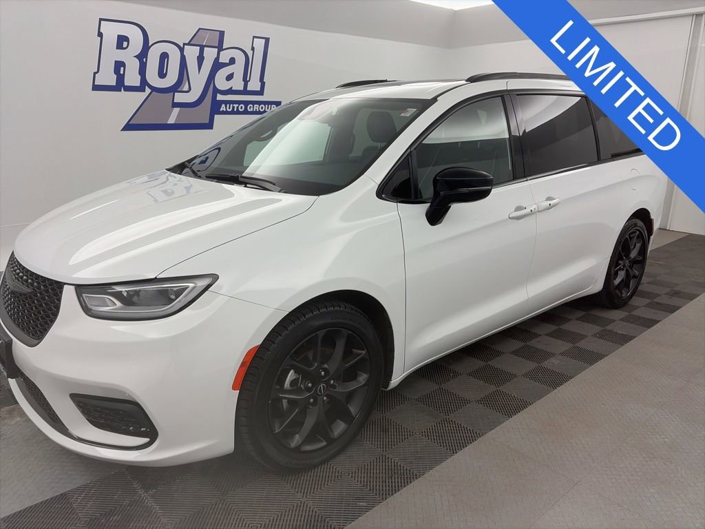 2025 Chrysler Pacifica Limited's photo