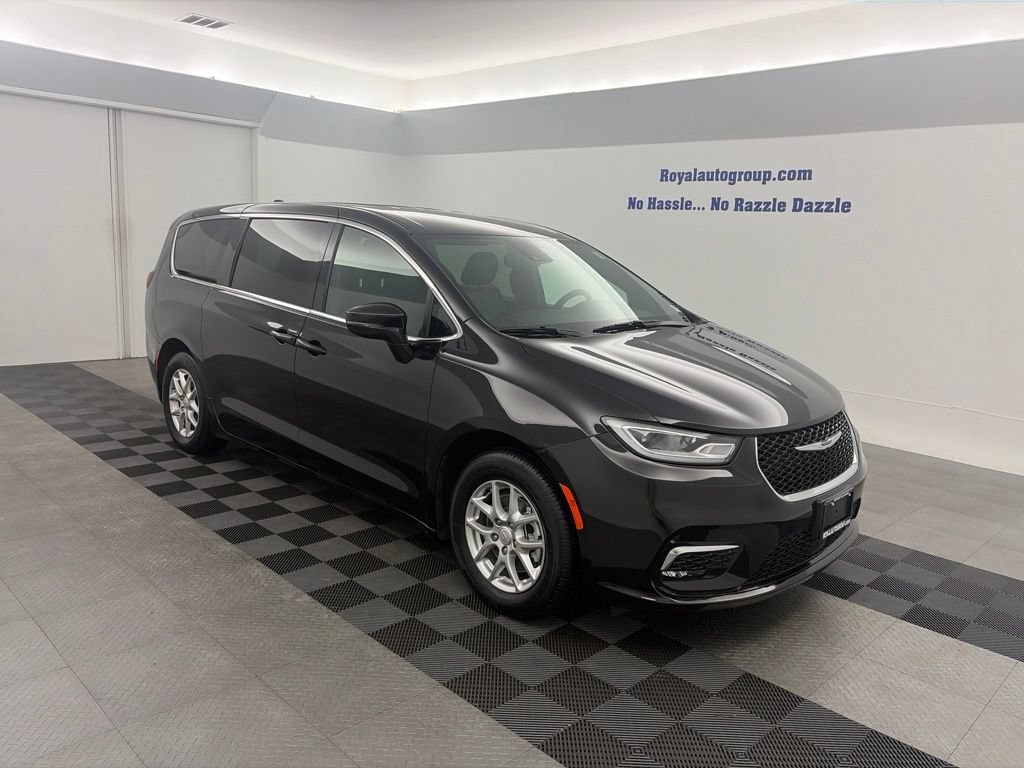 Used 2025 Chrysler Pacifica Select Van Passenger Van