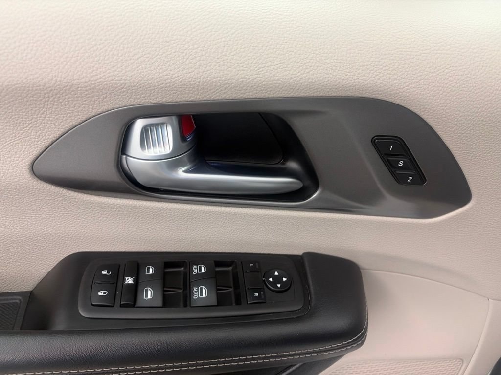 2024 Chrysler Pacifica Touring L - Photo 10