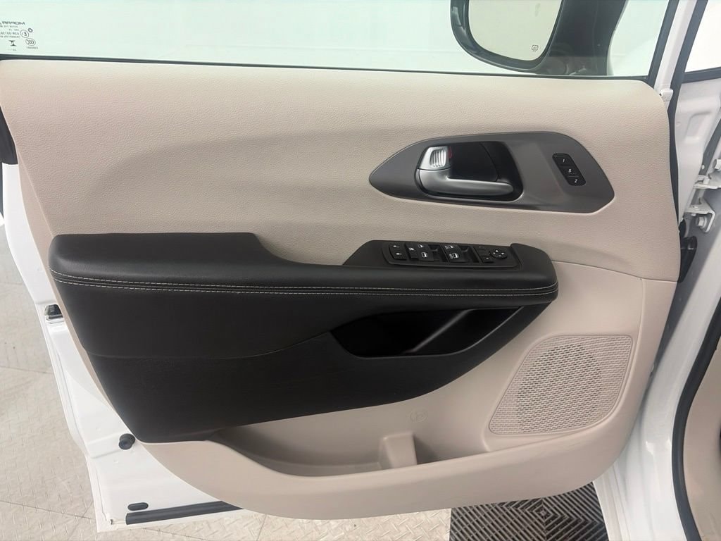 2024 Chrysler Pacifica Touring L - Photo 9