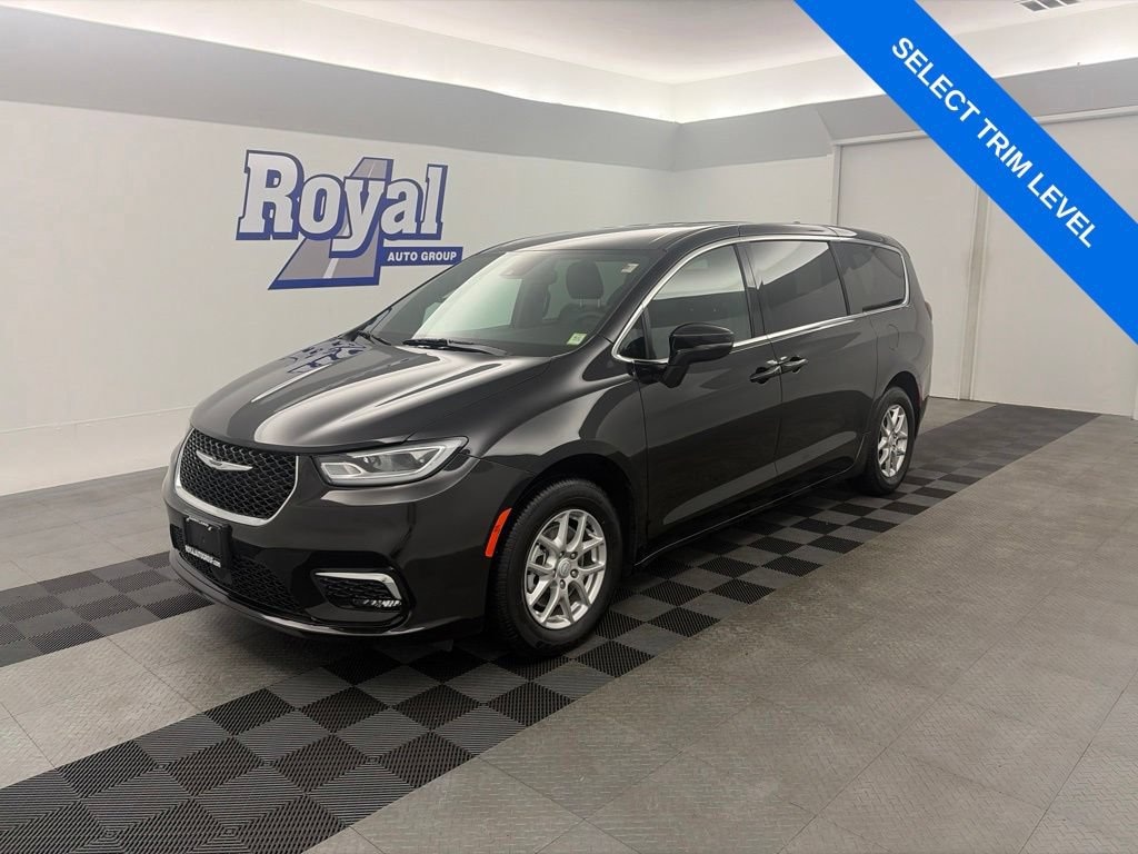 Used 2025 Chrysler Pacifica Select Van Passenger Van