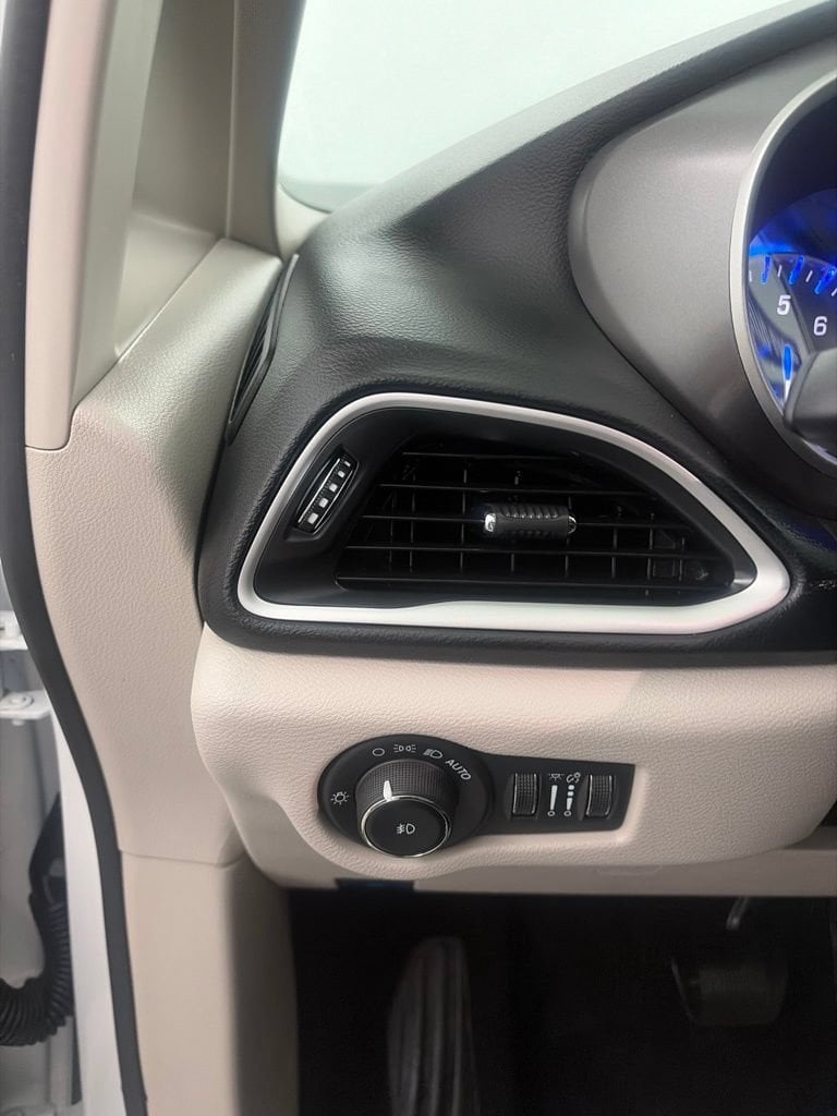 2024 Chrysler Pacifica Touring L - Photo 11