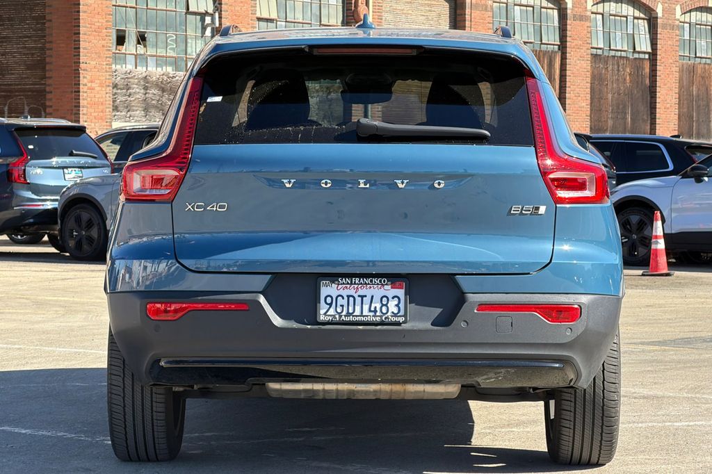 2023 Volvo XC40 B5 AWD Plus Dark photo 4
