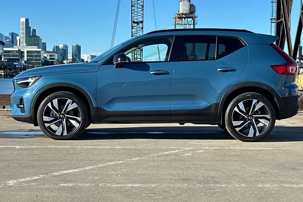 2023 Volvo XC40 B5 AWD Plus Dark photo 6