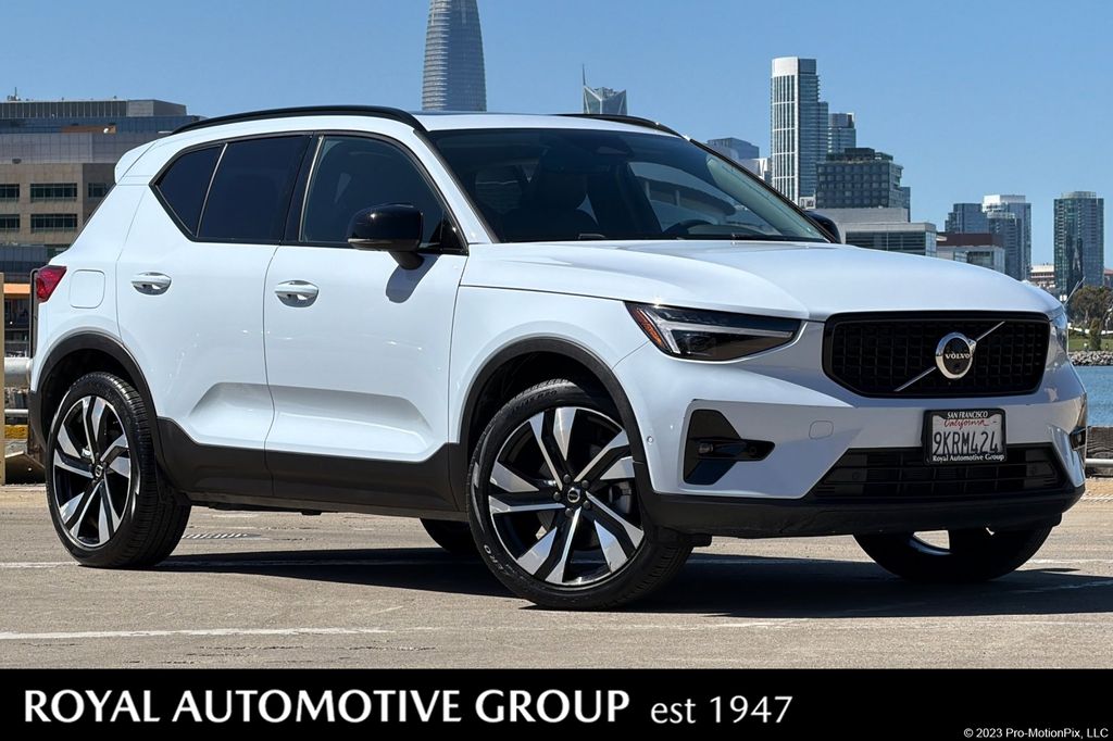2024 Volvo XC40 B5 Plus Dark AWD's photo