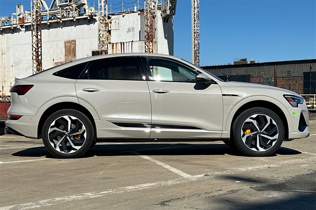 2022 Audi e-tron Sportback S line Premium Plus photo 2