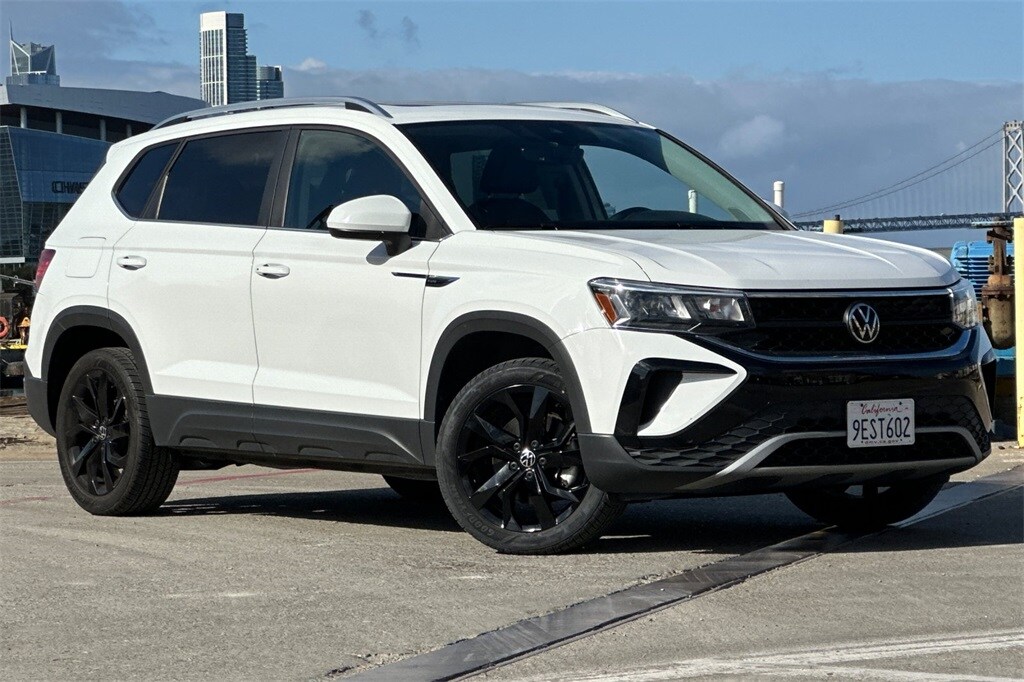 2022 Volkswagen Taos SE photo 2