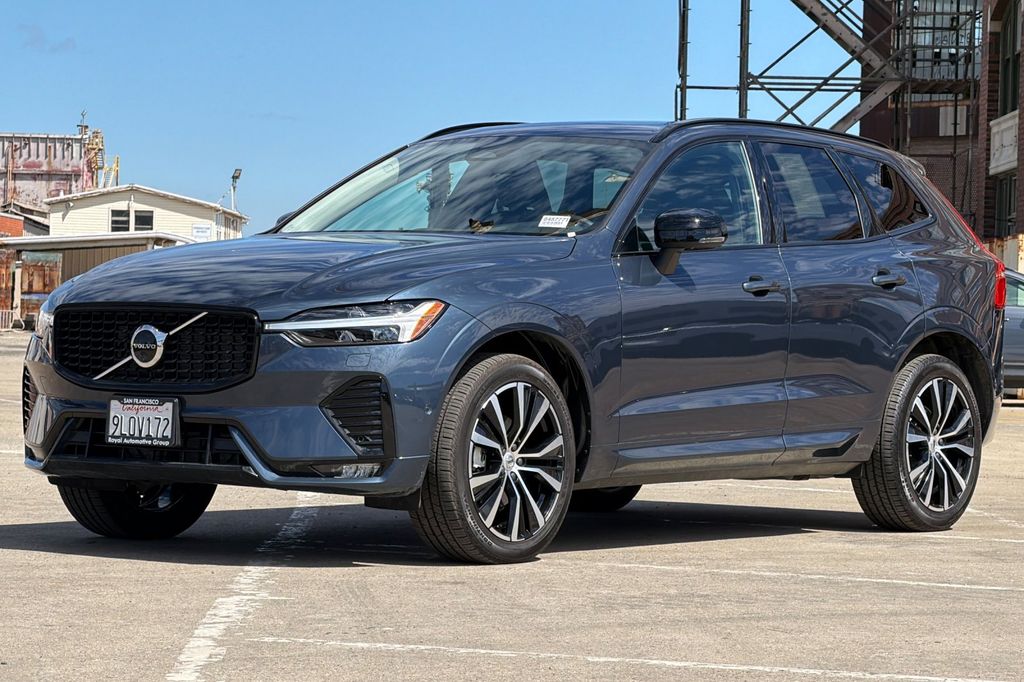 2024 Volvo XC60 B5 Plus Dark photo 3