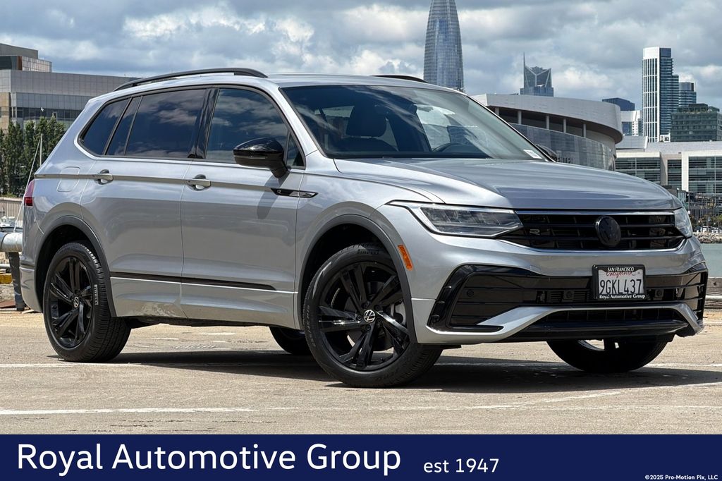 2023 Volkswagen Tiguan 2.0T SE R-Line Black's photo