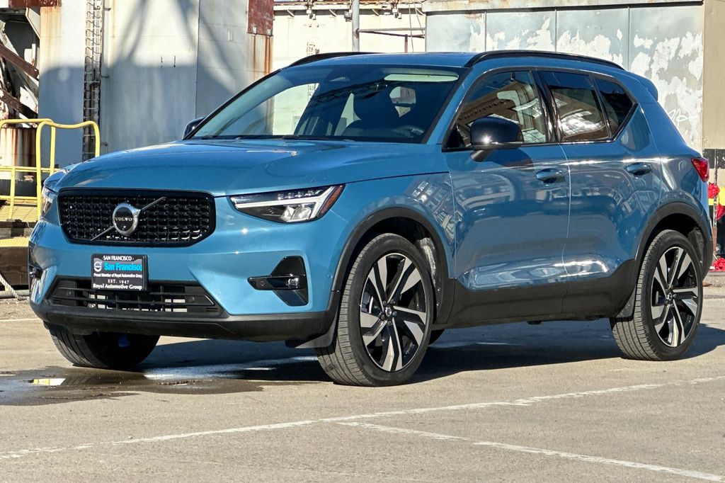 2023 Volvo XC40 B5 AWD Plus Dark photo 3