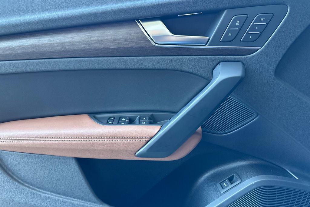 2025 Audi Q5 45 S line Premium photo 3