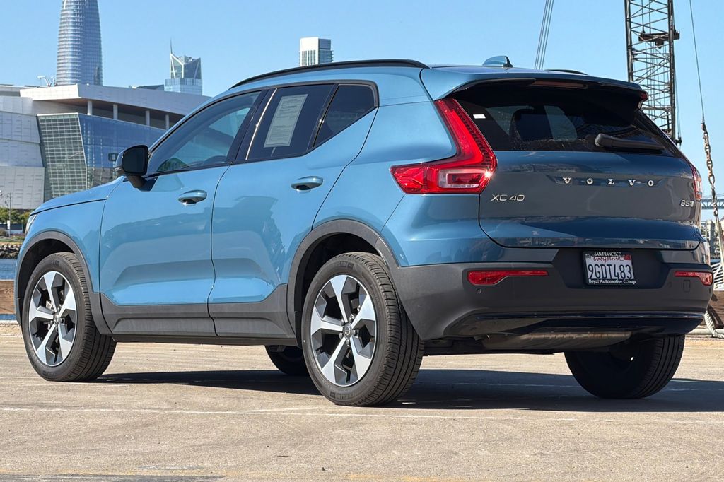 2023 Volvo XC40 B5 AWD Plus Dark photo 5