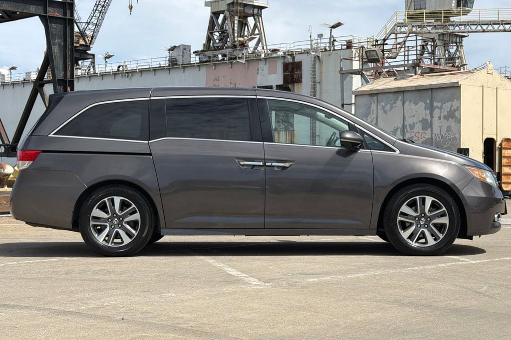 2014 Honda Odyssey Touring photo 2