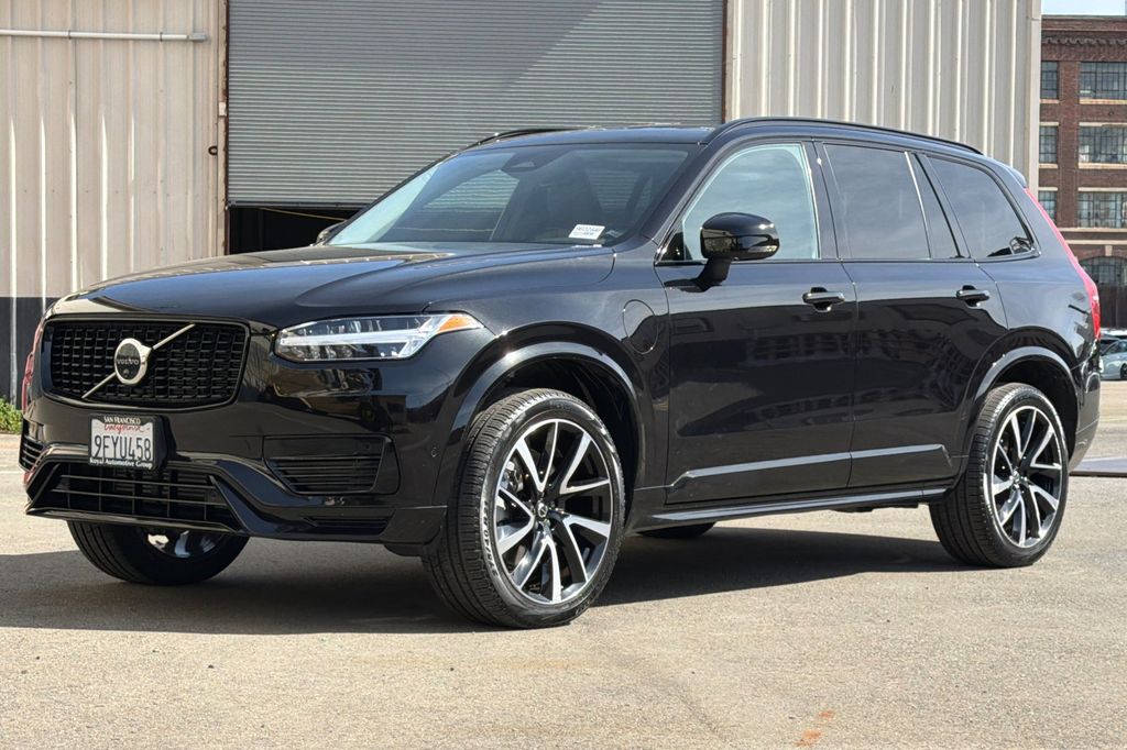2023 Volvo XC90 Recharge Plug-In Hybrid Plus Dark 7-Seater photo 3