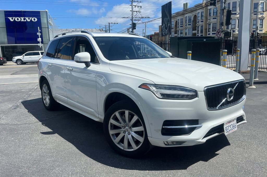 2018 Volvo XC90 T5 AWD Momentum photo 2