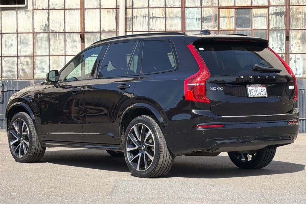 2023 Volvo XC90 Recharge Plug-In Hybrid Plus Dark 7-Seater photo 5